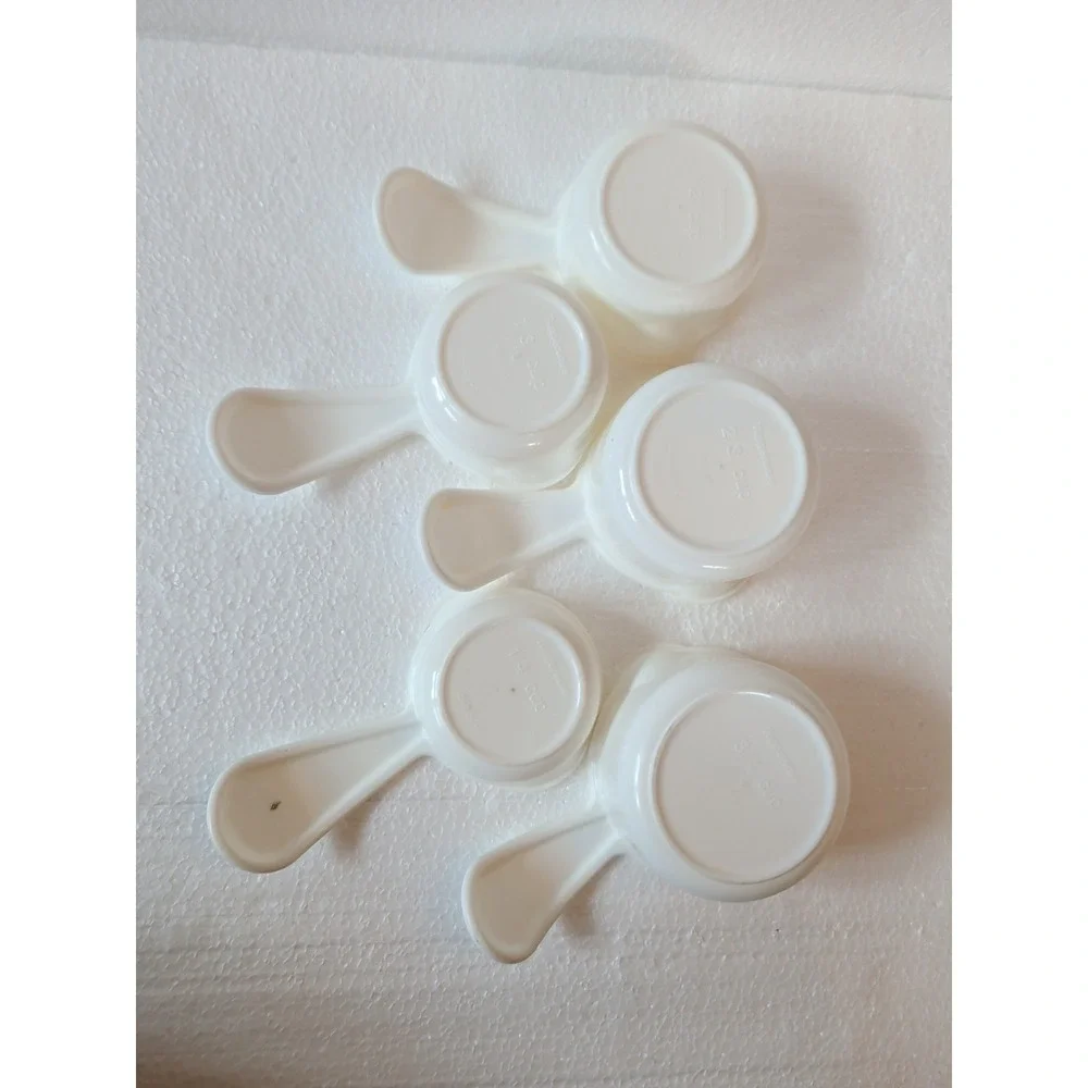 Tupperware 5 Measuring Cups Set 3479C-3483C‎ White Curved Handles 1/4 to 3/4 Cup